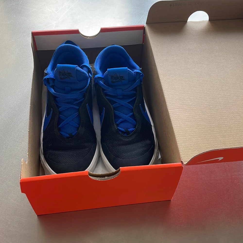 Nike team hustle D 10 size 4 Y EUC Basketball high top shoes